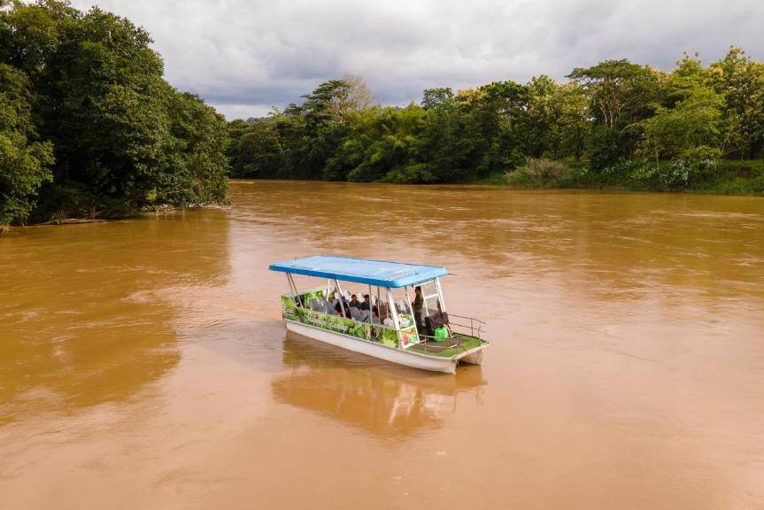 Costa-rica- Maquenque-lodge-lagune-overtocht